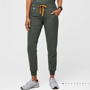 Zamora joggers in moss